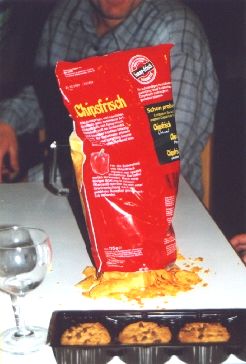 Abends auf dem Trainingsplan: Wir üben Chipstüten aufmachen.