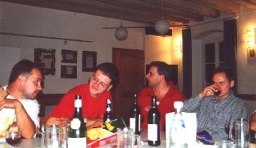 Kennst Du den? Treffen sich zwei Jäger. Beide tot.