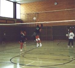 ... nämlich Volleybälle ballern !!!